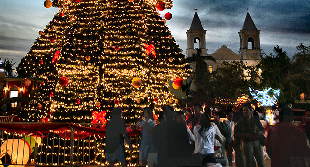 Árbol de Navidad en la Plaza Central y Misión de San José del Cabo Añuití. Foto: P. Arcos
