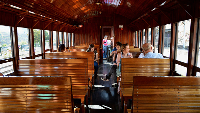 Interior remozado de uno de los vagones de madera