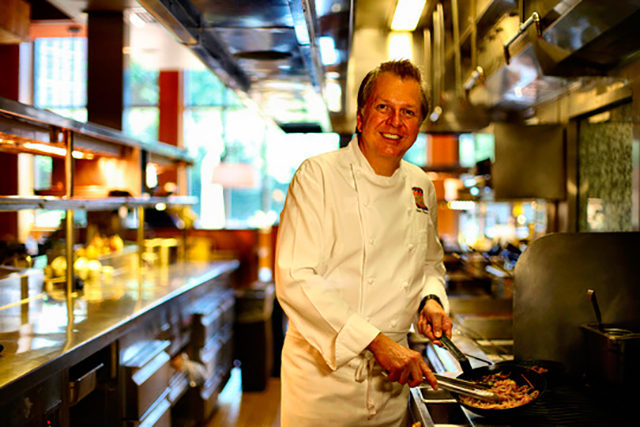 Dean Fearing, chef y propietario del restaurante Fearing